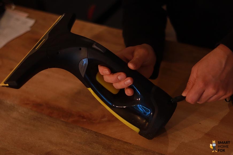 Man sieht wie Fenstersauger aufgeladen wird.